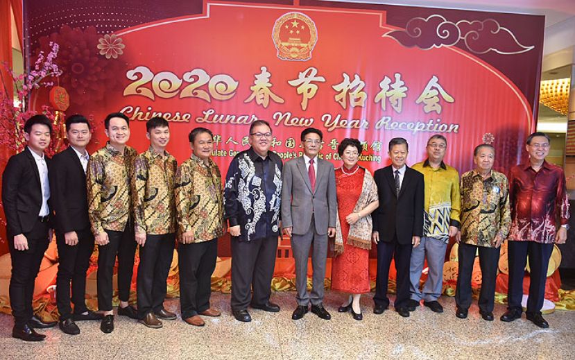 古晋中中校友会会长拿督黄国辉（左六）及理事们与中国驻古晋总领馆程广中及夫人高翠莲教授（左七与左八）合影。