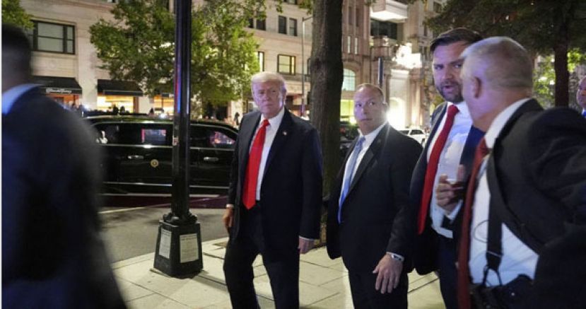 美国总统特朗普周二晚间罕见造访华府当地餐厅。