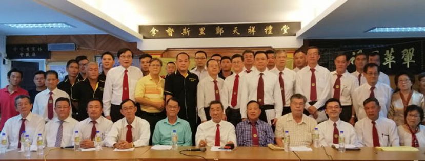 古晋兴安会馆众理事在2019年会员大会结束后合影留念，前排左起为古晋兴安会馆第四副会长张义兴、第二副会长刘天金、第一副会长陈国璋、署理会长郭兴开、执行顾问郑瑞金、会长黄张金发、顾问郑瑞福、顾问刘文侯、秘书长陈健宁、财政刘顺荣及第六副会长甲必丹郑金玉。