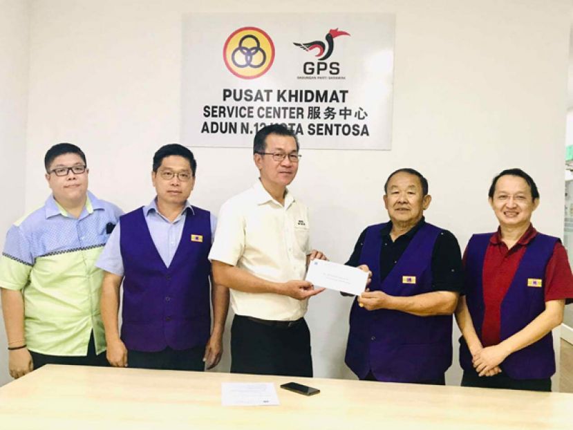 紫辉阁教育主任朱聪泽（右二），在阁长蔡岷谷见证下移交建议书予叶耀星州议员时。右一为副教育蔡慧星及杨秀松（左一）。