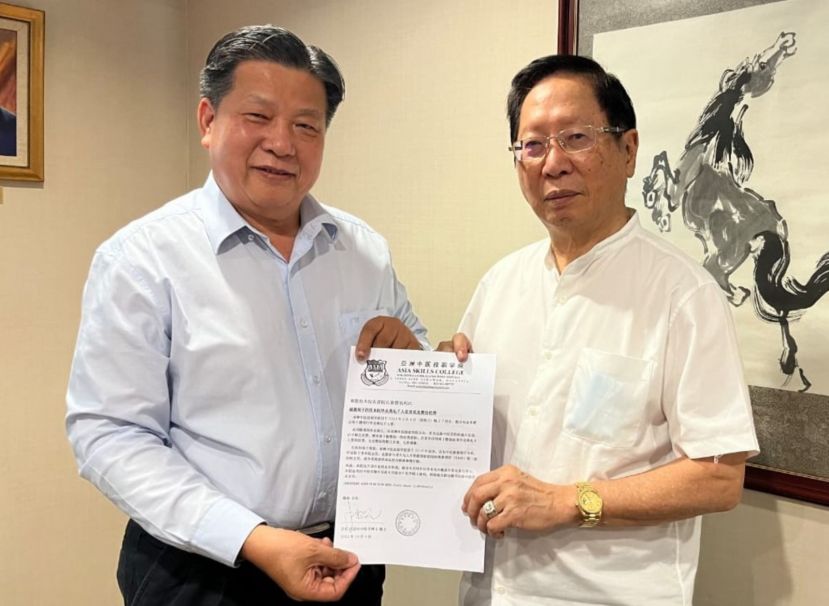 天猛公拿督刘利民（右）受亚洲中医技职学院院长江宗兴邀当该院多届毕业生千人宴典礼贵宾。