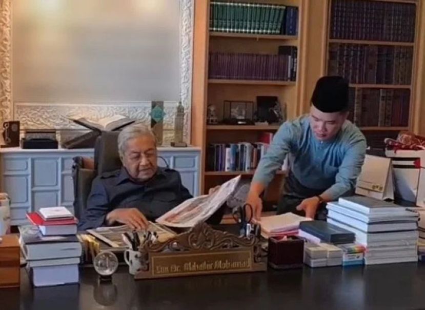 敦马哈迪回到办公室开始工作了。