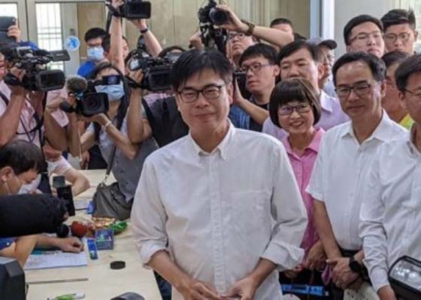 陈其迈（中）前往登记参加高雄市长补选。