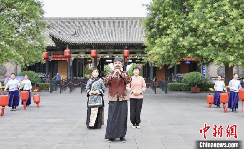 乔家大院文化园区乔东家开门迎宾仪式。