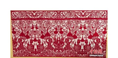 夏迪古丽&middot;喀迪尔和父亲一同完成的剪纸作品。