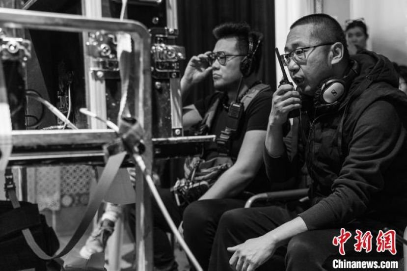 影片《上海古丽》导演兼改编编剧王路沙在现场指导拍摄。