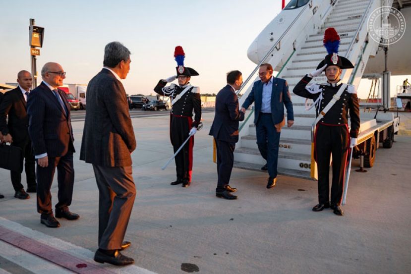 首相安华抵达罗马菲乌米奇诺机场。