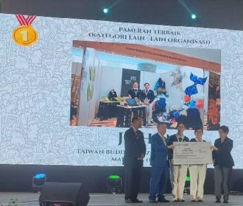 慈济代表从砂拉越副总理兼公共卫生、房屋及地方政府部长拿督阿玛沈桂贤（左二）以及砂公共卫生、房屋及地方政府部常务秘书拿督罗依丽莎白（右一）手中接过模拟支票时影。