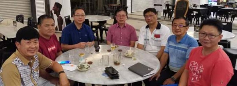 晋汉连省华总时势组主任甲必丹陈贻贤（左三）与其团队。