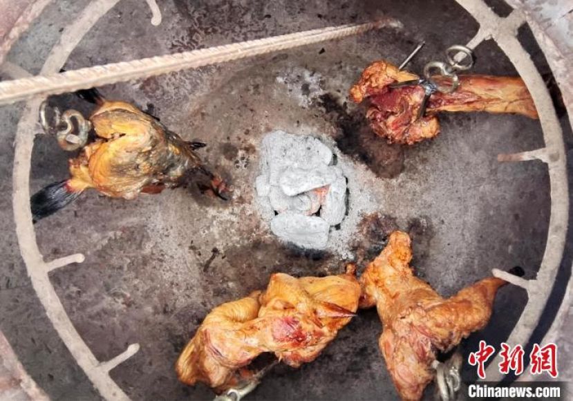 刚烤熟的羊腿、整只鸡、免及整条&ldquo;黑背&rdquo;草鱼金黄油亮，散发着特有的香味。