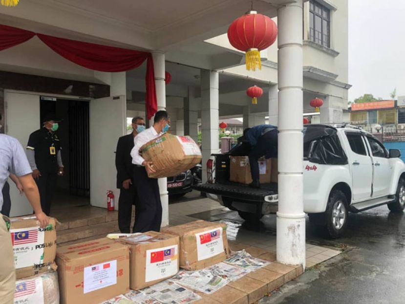 中国驻古晋总领馆全体外交官出动、搬运物资支援砂拉越。