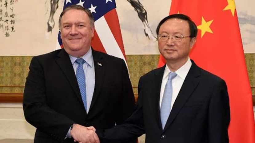 美卿蓬佩奥（左）与中国共党中央政治局委员杨洁篪（右）早前曾通电话讨论新冠疫情。