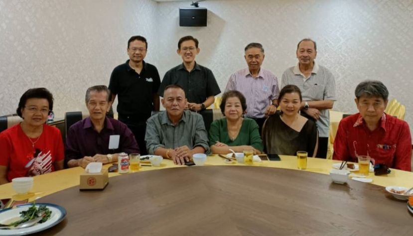 甲必丹林传政（左3）与古晋老巴刹民众联谊会理事感谢北市行政委员薛华东（后排左2）争取老巴刹道路重铺沥青；左2是古晋省民众联谊团体总会会长本固鲁陈兴枝。