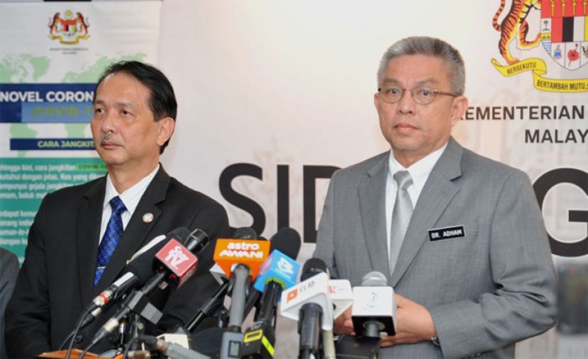 卫生部长拿督斯里阿汉巴巴(右)主持新闻发布会，左为卫生总监拿督诺希山。