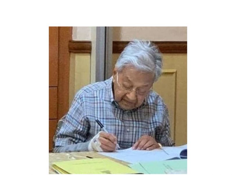 敦马哈迪在医院检查文件。