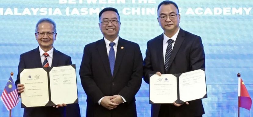 ●大马科学院院长东姑莫哈末阿兹曼（左）和中国科学院副院长何宏平（右）展示谅解备忘录。中为郑立慷。