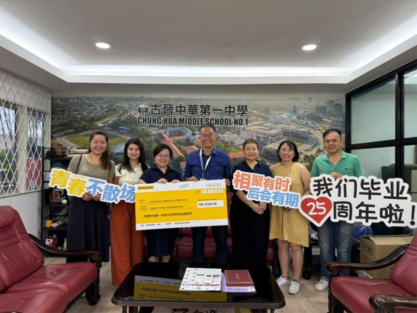 今早出席移交仪式的筹委代表有（左起）蔡贵莲（高三文商爱）、姚金叶（高三文商忠）、田筱颖（高三理忠）、林万钗（高三文商信）、田筱滋（高三文商忠）、刘善和（高三文商孝），将善款移交予李志鹏校长（中）。