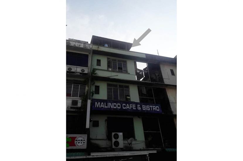 菲律宾女郎与男友闹意见后，情绪低落，爬上店屋4楼天台上哭闹。