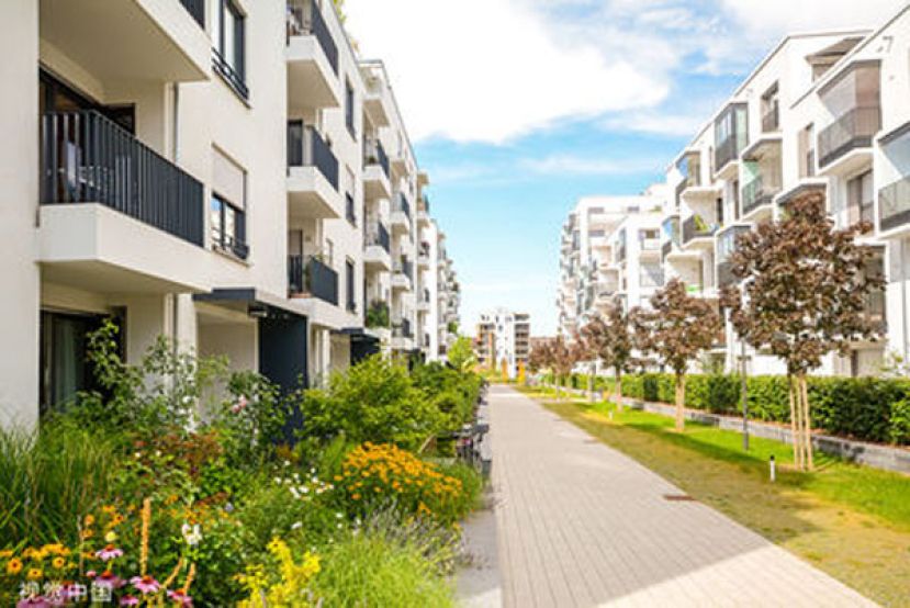 新加坡上百人家门口挂牌子：我不卖房！