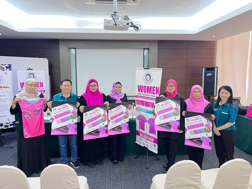 泛太平洋暨东南亚妇女协会（砂拉越分会）主席拿督霂妮拉（左四）与筹委们展示“2026妇女赋权跑”海报与T恤。