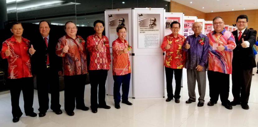 众嘉宾在图片展开幕仪式后合影，左起;为砂中友好协会副会长拿督陈日枝、副会长许如湘、会长拿督黄国忠、中国驻古晋总领事程广中、砂地方政府与房屋部长拿督沈桂贤、砂旅游、艺术及文化部助理部长拿督李景胜、署理会长拿督阿敏沙登、副会长拿督黄国辉及沙巴马中联谊协会会长胡逸山博士。