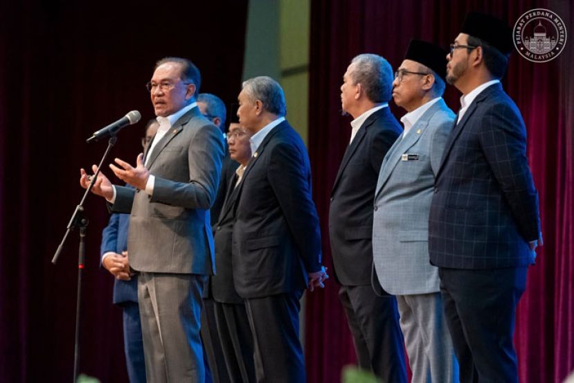 首相安华在首相署的常月集会上致词。