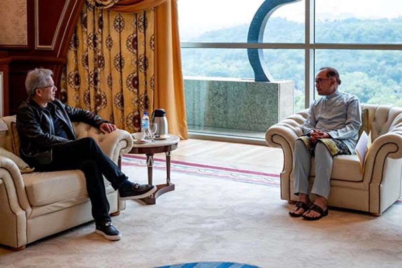 ●首相安华(左)与英伟达联合创办人黄仁勋(右)进行交流。