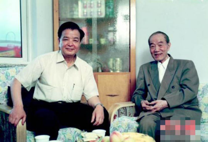 图示：1998年，李最雄（左）与时任敦煌研究院院长段文杰（右）合影。