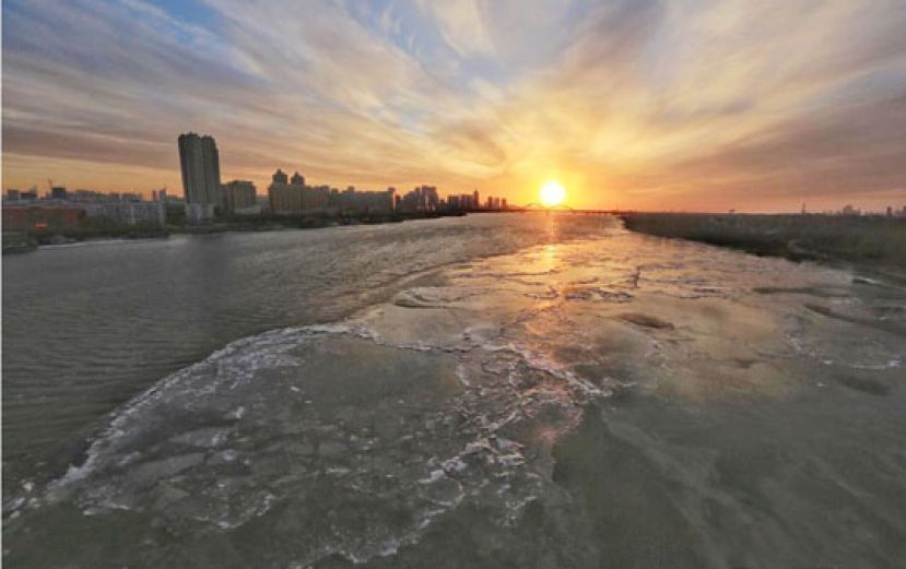 松花江大面积流冰 夜色中江面晶莹如画