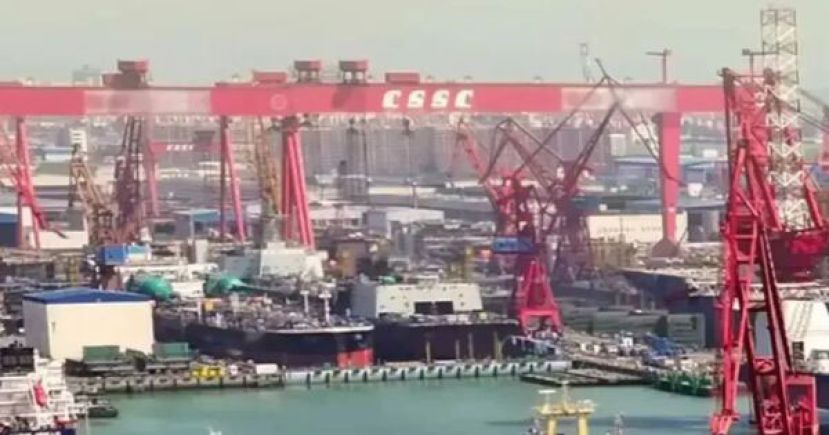 中国建造全球吨位最大的海军补给舰，满载水量据估算将达6.5至7.3万吨。