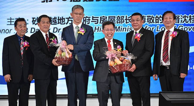 晋汉连省华总会长拿督黄良杰（右二）赠送纪念品予砂地方政府与房屋部长拿督沈桂贤（右三）、秘书长林亚德（左二）赠送纪念品予中国驻古晋副总领事张阳（左三），左一为晋汉连省华总执行顾问黄张金发，右一为晋汉连省华总署理会长王长福。