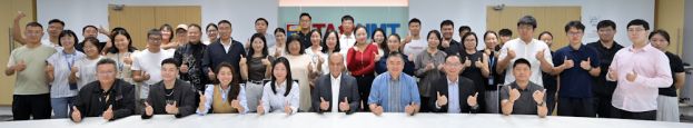 双方代表团大合照，前排坐者右四起为陈广才与朱伊凡。