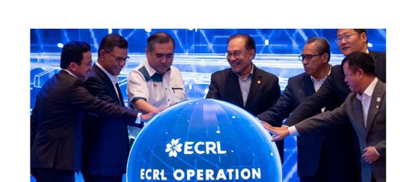 首相安华(左4)主持东海岸铁路营运与维护阶段就业机会推介礼。