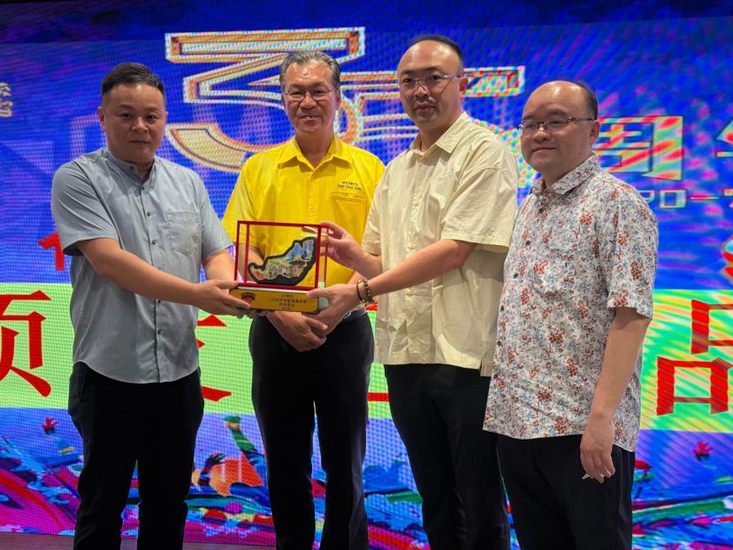 三马拉汉省篮球总会主席文朝龙（左）在哥打圣淘沙区议员叶耀星（左二）的见证下，赠送纪念品给砂篮球总会主席郑国栋（右二）。右为三马拉汉省篮球总会会长甲必丹拿督刘思乐。