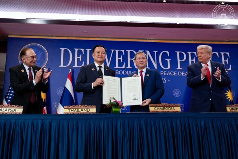 在安华（左）与特朗普（右）见证下，泰国首相阿努廷及柬埔寨首相洪马内展示和平协议。