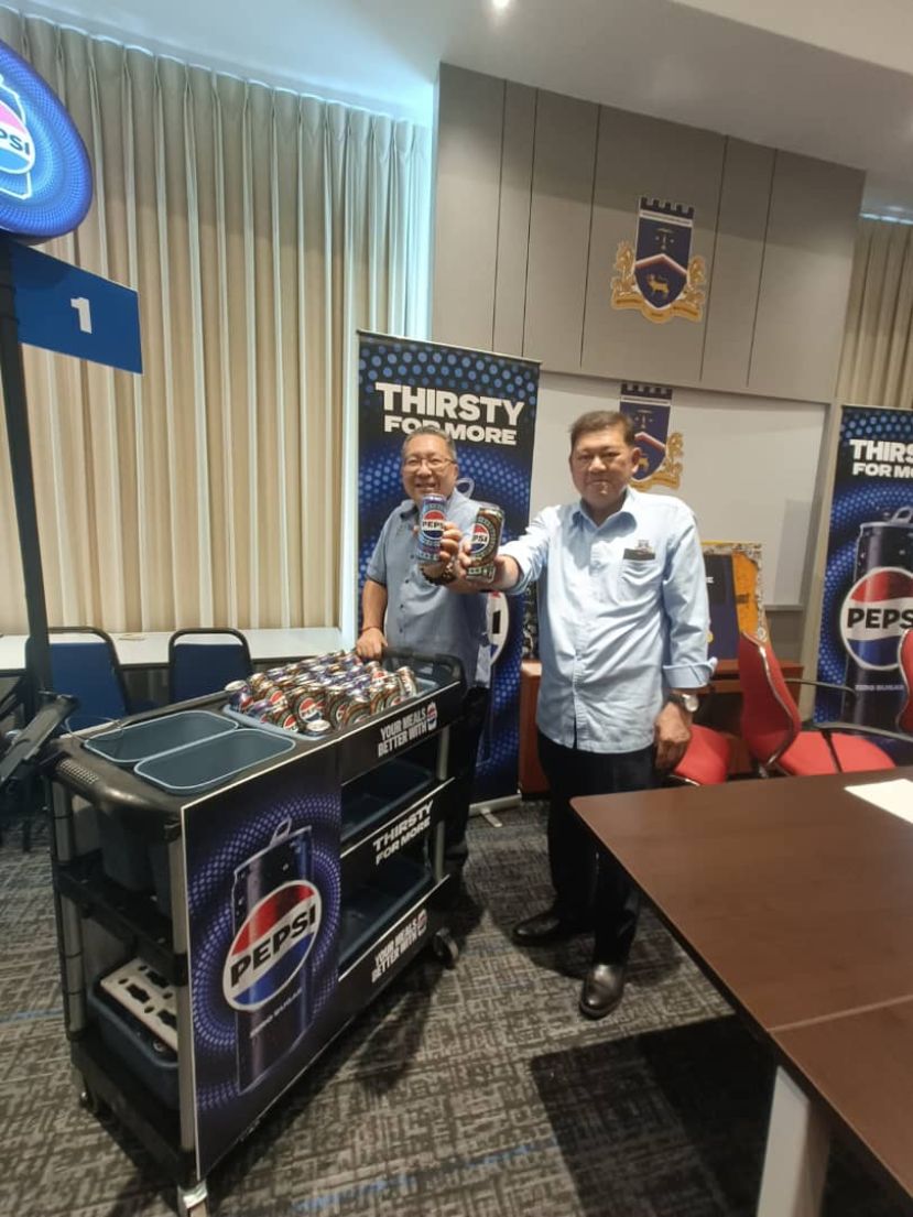古晋南市市长拿督黄鸿圣与副市长拿督拿督再迪苏海里展示Pepsi饮料。