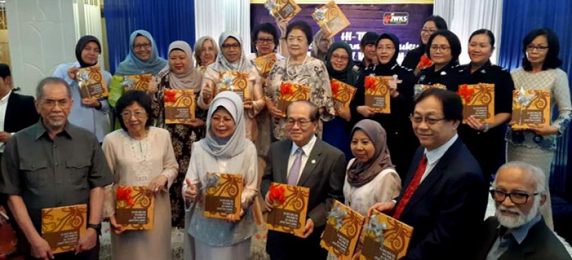 砂副首长拿督阿玛道格拉斯(左四)与众嘉宾展示砂福利、妇女与社会和谐部门所出版的砂拉越女性安全及保护书籍,左三;为砂福部长拿督斯里法蒂玛陈赛明。