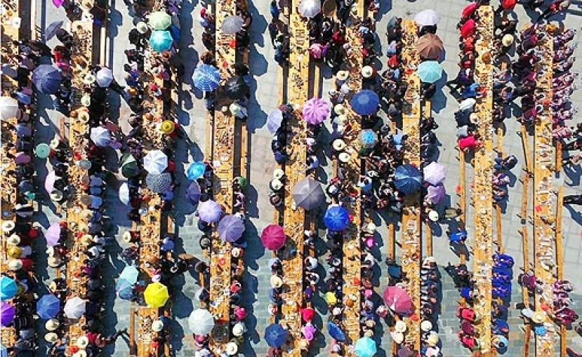 桂林村寨办合拢宴 桌椅相连达数公里