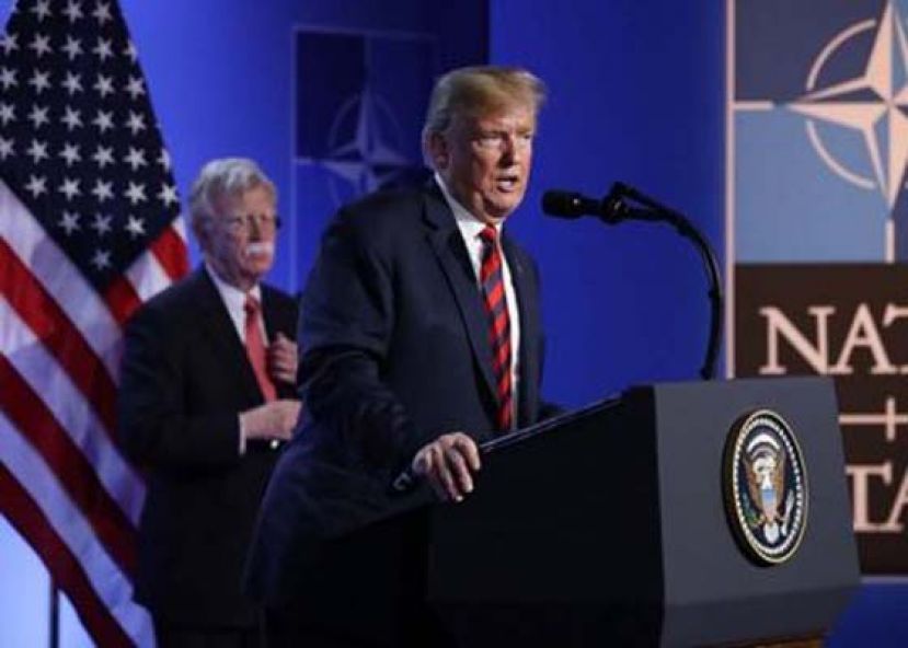 特朗普（前）反驳博尔顿（后）的新书内容。