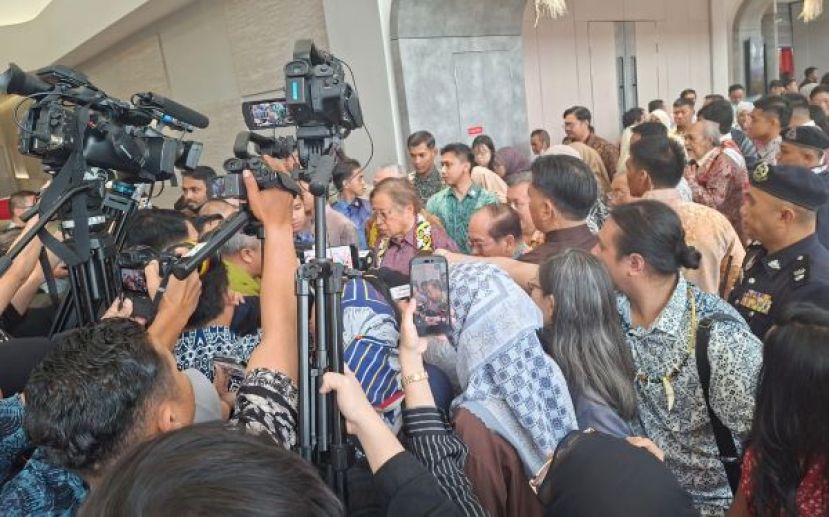 砂总理拿督巴丁宜丹斯里阿邦佐哈里向媒体发布谈话时影。