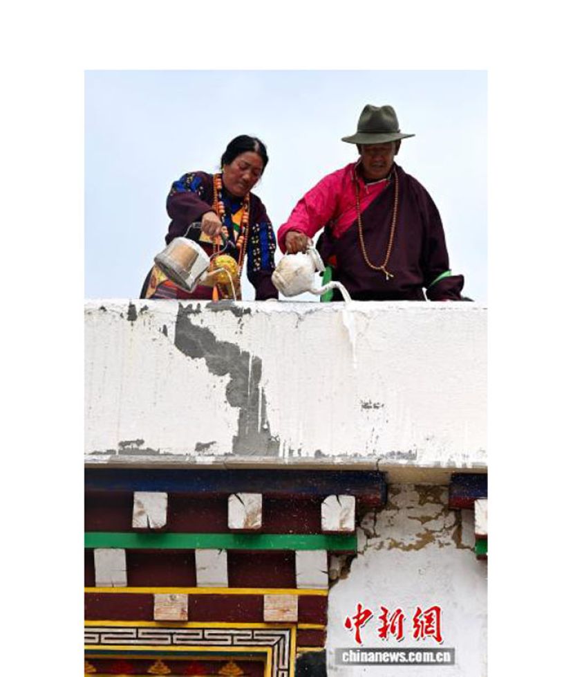 扎比(右)和妻子木绕太正在进行&ldquo;白色灌礼&rdquo;。