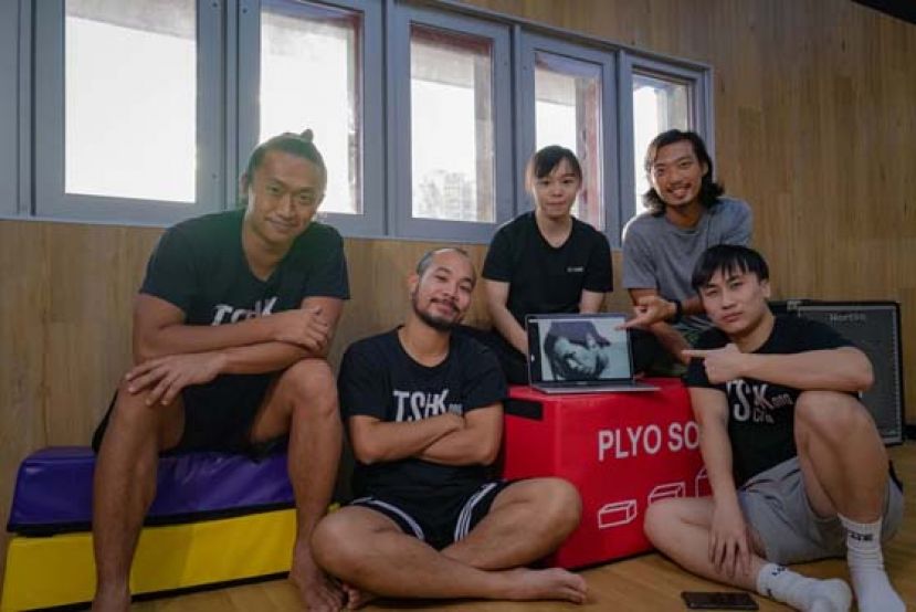 （左起）TS Crew成员Steve、阿星、吴芷晴（挑战者）、Andy及Alan，iPad中的是早走了的阿宝。
