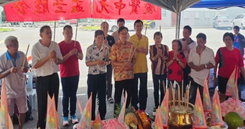 刘媚媚（前排右4起）、甲必丹黄任程、薛华东、蔡景和等人在实都东贩商公会所办盂兰节胜会进行祭拜仪式。