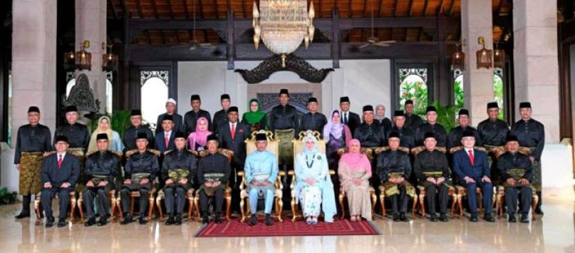 内阁部长在宣誓后与最高元首和元首后和首相合影。