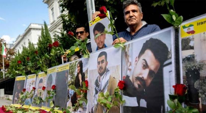  支持伊朗示威活动的人士，在伊朗驻奥地利维也纳大使馆附近抗议。