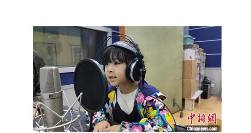 小配音演员在录音棚里练习为影片《天堂电影院》配音。
