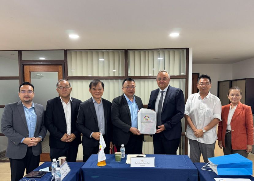左起为副财政尼占卡立、秘书长陈兆兴、署理会长拿督陈贞荣、会长拿督蔡文铎、乌克兰驻马大使亨纳迪纳多连科博士、副会长拿督黄俊康、理事罗洪达章。