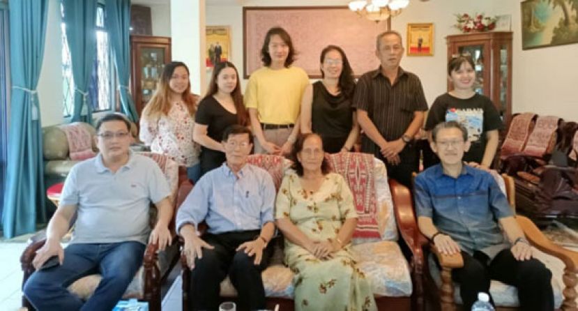 人联党峇都林当支部主席薛华东（右一）、秘书王运才（左一）联袂向达雅社区领袖本曼查约翰坦比伉俪（中）暨家人庆贺达雅节。