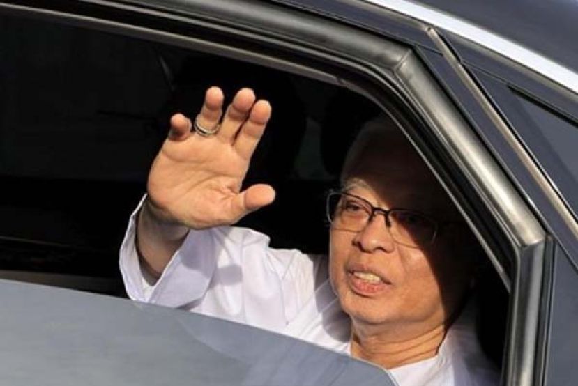 ●依斯迈沙比里抵达反贪会总部接受调查。