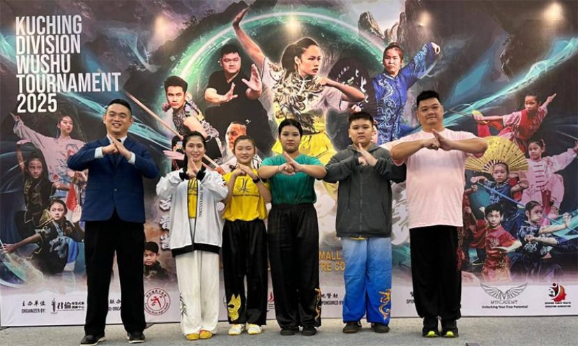 左为领队吴千颂、右为教练黄国伦及获奖学生合照。